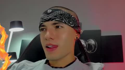 Snapshot of david_jons7 chatting on 02.02.25 David Jons online show from 02.02.25