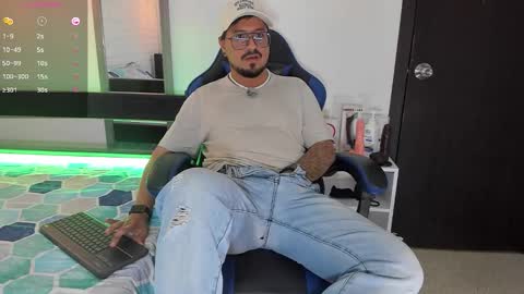 Snapshot of daviidevans chatting on 10.04.25 David Evans online show from 10.04.25