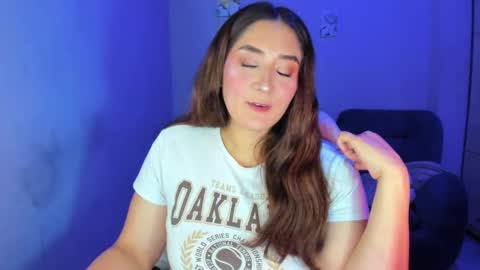 Snapshot of daysi_glow chatting on 12.18.25 online show from 12.18.25