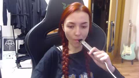 Snapshot of dead_girll chatting on 12.03.24 freak online show from 12.03.24