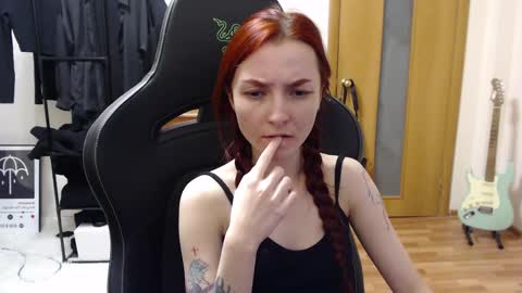 Snapshot of dead_girll chatting on 12.10.24 freak online show from 12.10.24