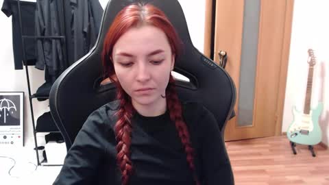 Snapshot of dead_girll chatting on 12.10.24 freak online show from 12.10.24