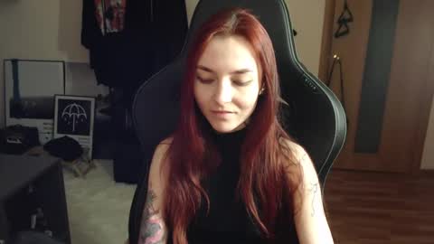 Snapshot of dead_girll chatting on 03.07.25 freak online show from 03.07.25