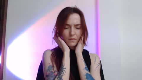 Snapshot of dead_girll chatting on 10.16.25 freak online show from 10.16.25