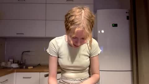 Hello My name is Sarah im new model here and little but shy. online show from 12.18.25