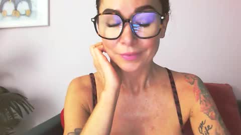 Snapshot of delilah_sweet chatting on 10.17.25 delilah_sweet online show from 10.17.25