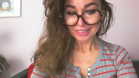 Snapshot of delilah_sweet chatting on 10.21.25 delilah_sweet online show from 10.21.25