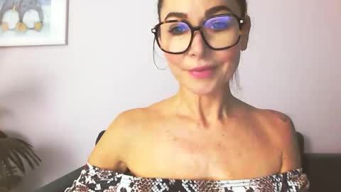 Snapshot of delilah_sweet chatting on 11.03.25 delilah_sweet online show from 11.03.25