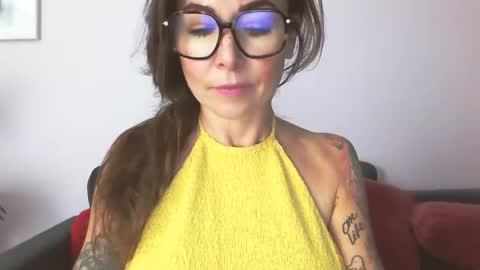 Snapshot of delilah_sweet chatting on 11.25.25 delilah_sweet online show from 11.25.25