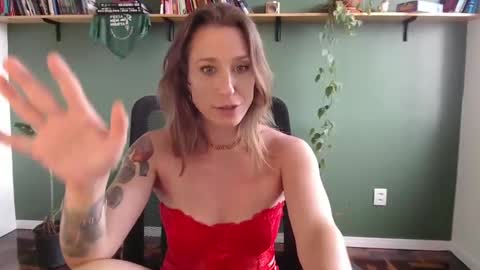 Snapshot of demmetria chatting on 01.24.25 demmetria online show from 01.24.25