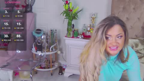 Snapshot of denisseperry chatting on 12.06.24 Ela online show from 12.06.24