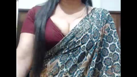 Snapshot of desimaisa130 chatting on 05.21.26 Maisa online show from 05.21.26