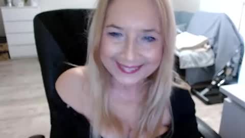 Snapshot of desiresofia chatting on 12.10.24 S O F I A online show from 12.10.24