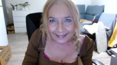 Snapshot of desiresofia chatting on 12.16.24 S O F I A online show from 12.16.24