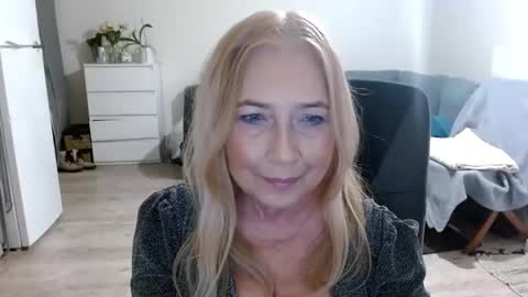 Snapshot of desiresofia chatting on 01.22.25 S O F I A online show from 01.22.25