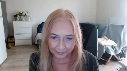 Snapshot of desiresofia chatting on 01.22.25 S O F I A online show from 01.22.25