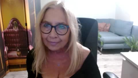 Snapshot of desiresofia chatting on 10.26.25 S O F I A online show from 10.26.25