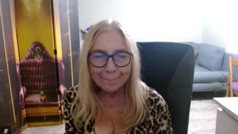 Snapshot of desiresofia chatting on 11.10.25 S O F I A online show from 11.10.25