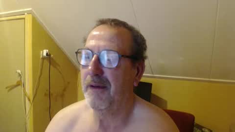 Snapshot of destelp chatting on 09.11.25 destelp online show from 09.11.25