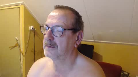 Snapshot of destelp chatting on 10.04.25 destelp online show from 10.04.25