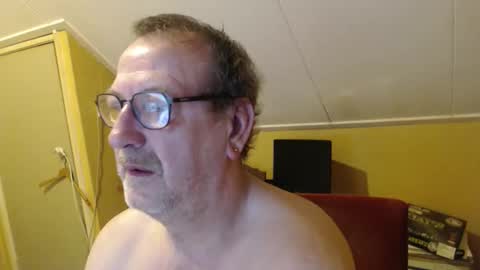 Snapshot of destelp chatting on 12.03.25 destelp online show from 12.03.25