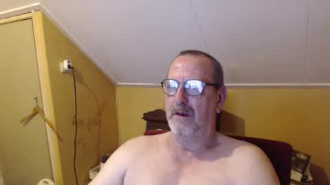 Snapshot of destelp chatting on 07.15.26 destelp online show from 07.15.26