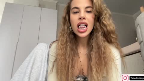 Snapshot of diffgirls chatting on 09.29.25 Tanya online show from 09.29.25