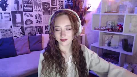 Hi im Alice 3 Im usualy online 03-10 or 17-21 UTC0 online show from 11.21.25