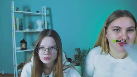 Snapshot of dina_bloom chatting on 12.18.25 dina_bloom online show from 12.18.25