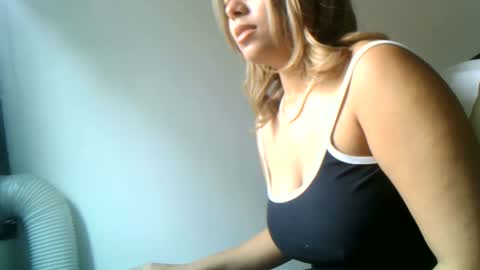 Snapshot of diosadeluniverso_ chatting on 10.15.25 diosadeluniverso_ online show from 10.15.25