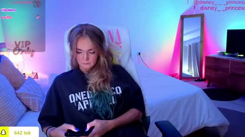 Snapshot of disney__princess chatting on 04.10.26 JASMINE online show from 04.10.26