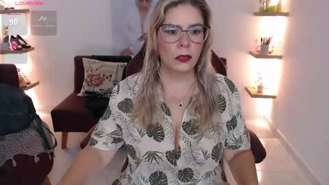 Snapshot of diva_milf chatting on 06.10.26 Diva online show from 06.10.26