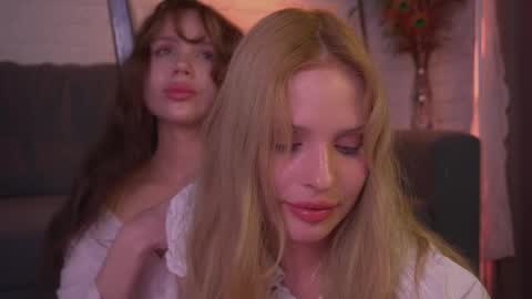 Eva and Lucia online show from 03.05.25