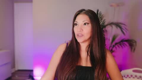 DivineLynn online show from 04.30.26