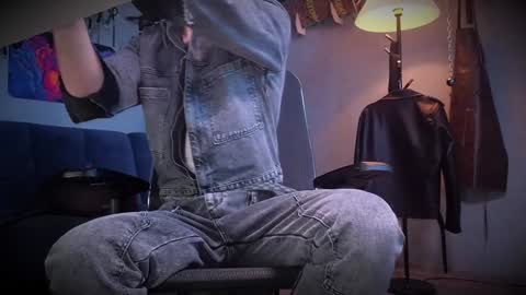 Snapshot of dl_raven chatting on 01.06.25 Silverhand online show from 01.06.25