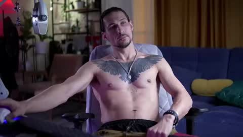 Snapshot of dl_raven chatting on 09.29.25 Silverhand online show from 09.29.25