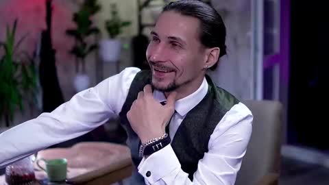 Snapshot of dl_raven chatting on 10.15.25 Silverhand online show from 10.15.25