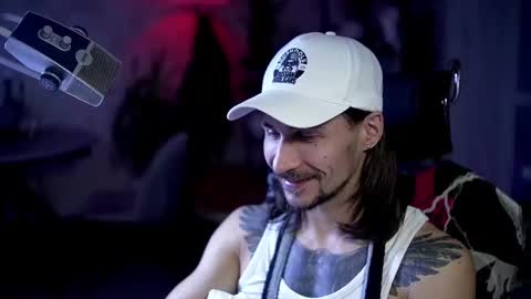 Snapshot of dl_raven chatting on 11.08.25 Silverhand online show from 11.08.25