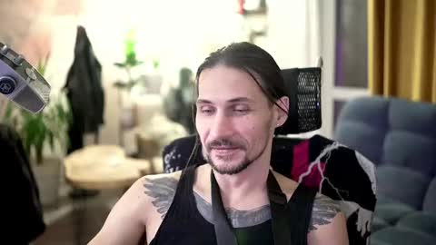 Snapshot of dl_raven chatting on 11.13.25 Silverhand online show from 11.13.25