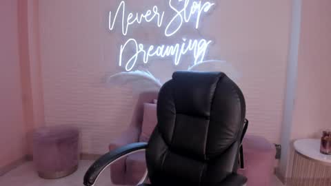 Dolcie  online show from 01.18.25