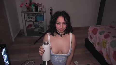 Snapshot of doll4you_ chatting on 10.23.25 Alice y Ros online show from 10.23.25