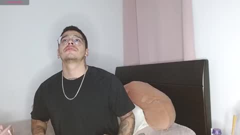 Auro and Santiago online show from 01.11.25