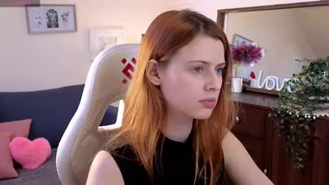 Snapshot of doll_lesli chatting on 03.08.25 Your doll Lesli online show from 03.08.25