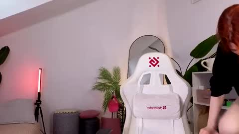 Snapshot of doll_lesli chatting on 10.05.25 Your doll Lesli online show from 10.05.25