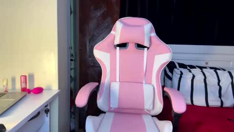 Snapshot of dolldol18 chatting on 02.25.26 Doll online show from 02.25.26