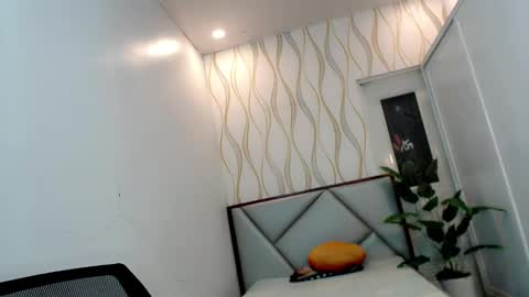 Snapshot of dollinheat chatting on 10.19.25 Make me Happy online show from 10.19.25