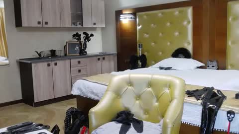 domcaprisse online show from 02.16.25