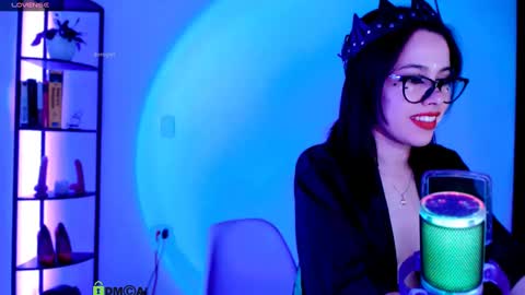 Snapshot of domgiirl chatting on 12.14.24 Mistress online show from 12.14.24