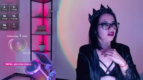 Snapshot of domgiirl chatting on 09.11.25 Mistress online show from 09.11.25