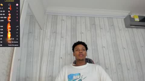 Snapshot of dominicsccott chatting on 03.10.25 Dominicscott online show from 03.10.25